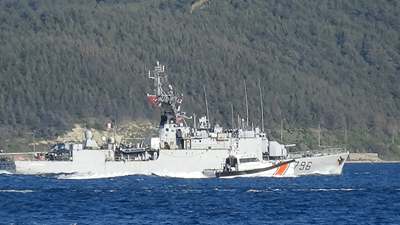 Fransız Savaş Gemisi Çanakkale Boğazı’ndan geçti. Türk Sahil Güvenlik botları eşlik etti