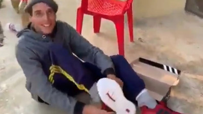 Ayakkabı hediye edilen engelli gencin sevinci. Bir çocuğu sevindirmek dünyayı sevindirmektir