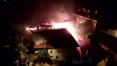Saatlerce söndürülemedi. Ahşap evde çıkan yangın diğer evlere sıçradı