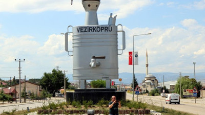 Hala Rönesans girememiş olmamıza neden olan heykeller. İçinden tombul çocuk çıkan karpuz heykeli ne ki