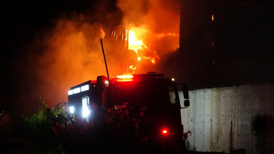 Besi çiftliğinde alevler geceyi aydınlattı