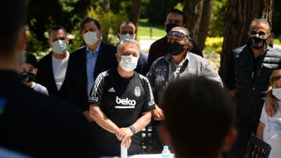 Beşiktaş’ın bayram yemeğinde ortalık karıştı. Basın Sözcüsü Erol Kaynar gazetecilerin üzerine yürüdü. Çebi araya zor girdi