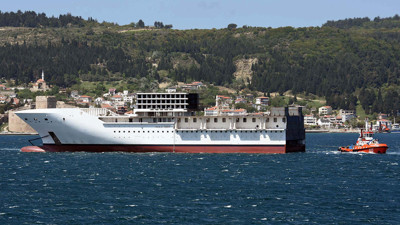 Dev yolcu gemisinin ön bölümü Çanakkale Boğazı’ndan geçti