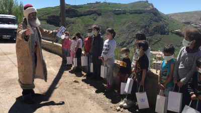Dede Korkut çocuklara bayram yaptırdı. Sokak sokak dolaşıp şeker ve harçlık dağıttı