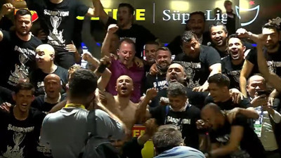 Futbolcular Sergen Yalçın'ın basın toplantısını bastı! Gökhan Töre’nin söylediği marş herkesi coşturdu