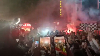 Beşiktaş şampiyon oldu taraftarlar Çarşı'ya koştu. Dün gece Beşiktaş Çarşı
