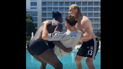 Vida ile N'sakala takım menajeri Halil Yazıcıoğlu’nu kıyafetlerle havuza attı! Beşiktaş şampiyonluğun tadını çıkarıyor