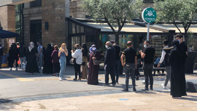 Tam kapanmadan sonra vatandaşlar AVM'ye akın etti. Tıklım tıklım doldurdular