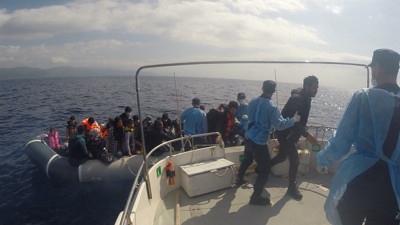 Ayvacık açıklarında can pazarı. Sahil Güvenlik ekipleri 80 göçmeni kurtardı