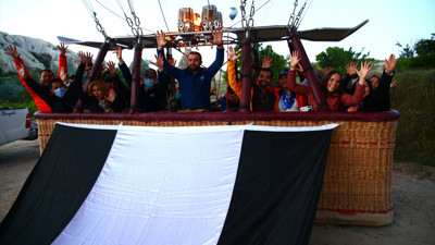 Taraftarlar yeri göğü yeri inletti. Kartal şampiyonluğu gökyüzünde de kutladı