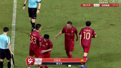 Babasının biricik Maradona'sı! 126 kiloluk oğlunu forvet yaptı, 10 numarayı ise kendisine verdi.