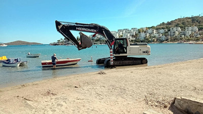 İş makinesiyle plaja daldı. Polis alarma geçti