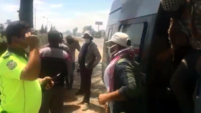 Adana’da 12 kişilik yolcu otobüsünden 27 tarım işçisi çıktı. Onlar ister miydi minibüse böyle binmeyi