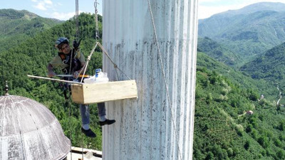 Minareyi boyamak için dağcılık eğitimi aldı
