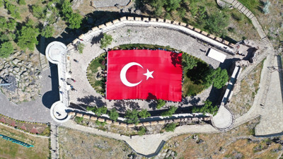 102 gençten tarihi kalede dev Türk bayrağı