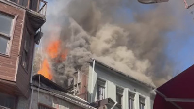 Tarihi Süleymaniye Cami yanında metruk binada yangın. Dumanlar gökyüzünü kapladı