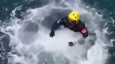 Denize düşen kedi için seferber oldular. O anlar anbean kaydedildi