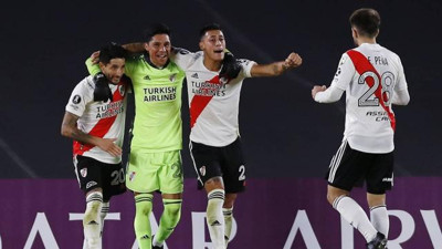 Dünya futbol tarihine geçecek bir maç! 20 futbolcu korona olunca, orta saha oyuncusu kaleye geçti