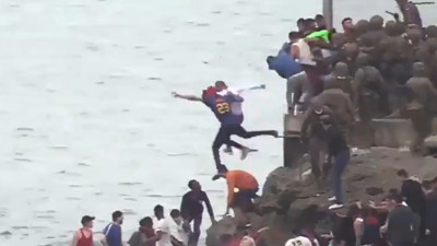 Bir insanlık suçu da İspanya'da yaşandı. İspanyol polisi mültecileri denize attı