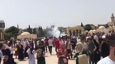 İsrail cuma namazı sonrası Mescd-i Aksa'daki cemaate saldırdı