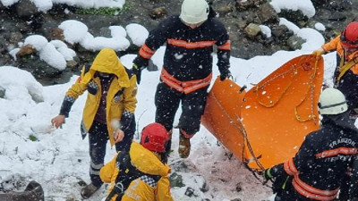 Dereye düşen araçta sürücü öldü, oğlu yaralı