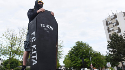 Küme düşen takımın taraftarları, başkan için cenaze töreni düzenledi