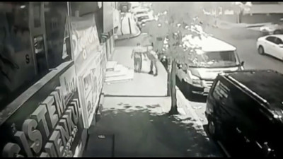 Küçükçekmece'de yoldan geçenleri rastgele bıçakladı