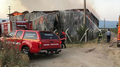 Besi çiftliği yangını. Tonlarca saman ve yem kül oldu