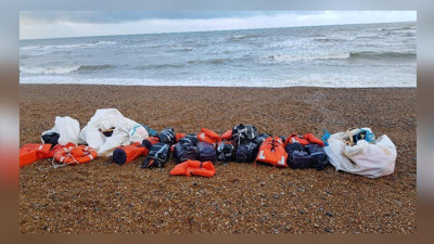 957 milyon lira değerinde. Can yeleklerine bağlanmış halde kıyıya vurdu