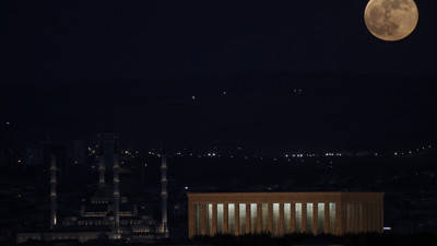 Bir Ay bir yıldıza ancak bu kadar yakışır