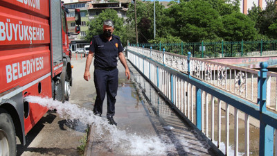 Kuruyan çaydaki balıklara itfaiyeden can suyu