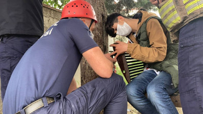 Oturduğu bankta parmağını sıkıştırınca mahsur kaldı