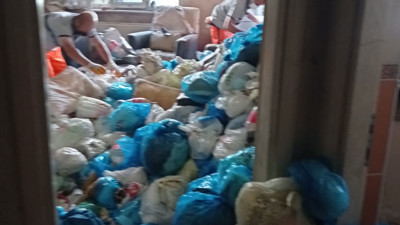 Yaşlı kadının evinden 3 kamyon çöp çıktı