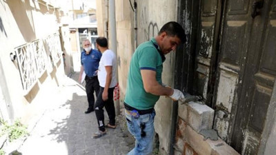 Hırsızlığa karşı kapılara duvar ördüler