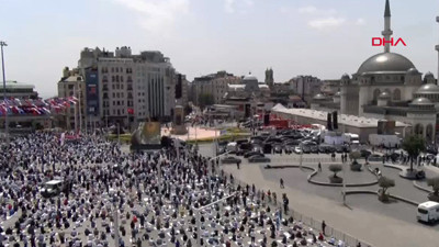Taksim camisi ibadete açıldı. Meydan namaz kılanlarla doldu