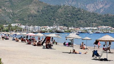 Marmaris'te sokaklar boşaldı, plajlar doldu