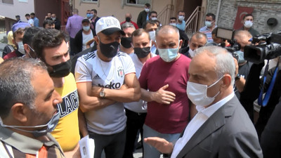 Küçükçekmece'de gergin anlar. Evinden çıkmamak için cama çıktı