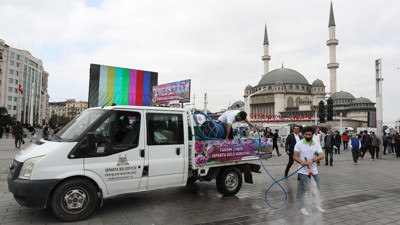 Isparta Belediyesi Taksim'i gülsuyu ile yıkadı