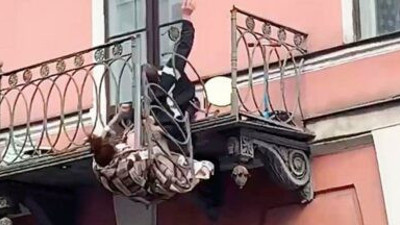Rusya'da kavga eden çift balkondan düştü