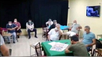 Kumarhaneye çevrilen evde, polisi gören şüphelilerin şaşkınlığı yüzüne yansıdı