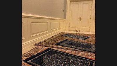 İktidara yakın yazardan “Bak namaz kılıyorum” pozu