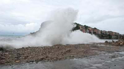 Amasra'da rüzgar denizde dev dalgalar oluşturdu