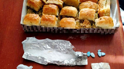 Uyuşturucuları kutudaki baklavaların arasına gizlemiş