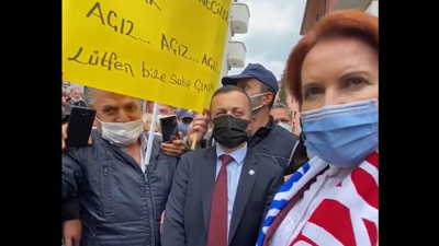Akşener kıraathaneci bir esnafın pankartını İYİ Parti grup toplantısında çıkarmak için aldı