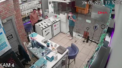 Üsküdar'da bir işyerini karga bastı