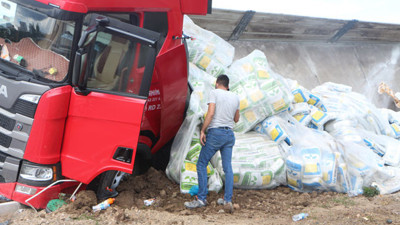 Lastiği patlayan TIR'ın dorsesi yan yattı, yola yakıt aktı