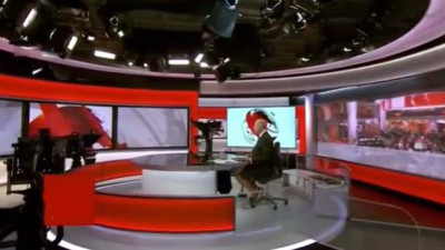 Ünlü spiker yayına şortla çıktı