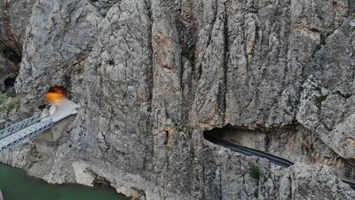 Erzincan'da yürekleri ağza getiren yol