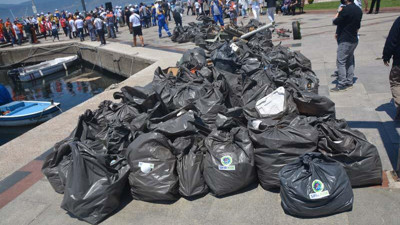 Balıkesir'de 2 saatte deniz ile sahilden 1 ton çöp toplandı