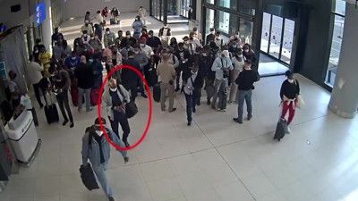 İstanbul Havalimanı'nda görüntüleri inceleyen polisler şaşkına döndü